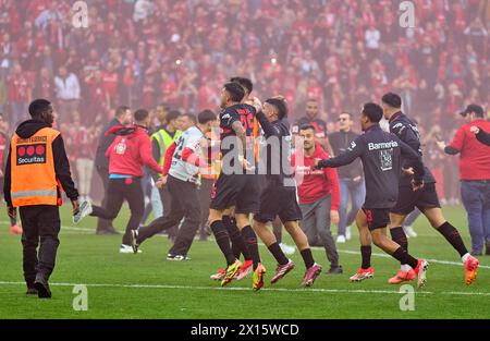 Leverkusen, Deutschland. April 2024. Lev-Fans treten mit Granit Xhaka, Lev 34 Exequiel PALACIOS, Lev 25 nach dem Spiel BAYER 04 LEVERKUSEN - SV WERDER BREMEN 5-0 am 14. April 2024 in LEVERKUSEN auf. Saison 2023/2024, 1. Bundesliga, Spieltag 29, 29. Spieltag Credit: Peter Schatz/Alamy Live News Stockfoto