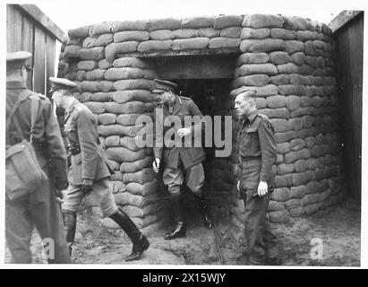 DER BESUCH DES DUKE OF GLOUCESTER IN EAST ANGLIA, H.R.H., hinterlässt während seiner Tour durch die British Army einen starken Posten Stockfoto