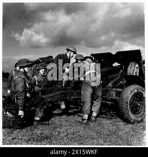 Eine 25-Pfünder-Kanone wird von einem Royal Artillery Field Regiment während der Reichweitenübungen geladen. Stockfoto