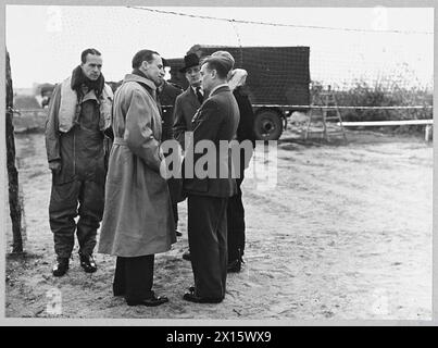 NUMMER 310 TSCHECHISCHE GESCHWADER, RAF BEI DUXFORD 1940 - [1540] im Gespräch mit dem tschechoslowakischen Major, der als Staffelführer fungiert Stockfoto