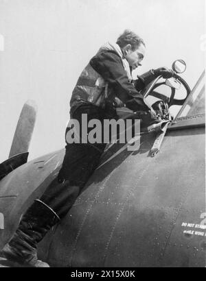 FLOTTENLUFTWAFFEN FLIEGEN HOLLÄNDER. 23. JUNI 1944, ROYAL MARINEFLUGSTATION EGLINGTON, NORDIRLAND. DIE 1840 MIT HÖLLENKATZEN AUSGESTATTETE UND IN EGLINGTON STATIONIERTE STAFFEL BESTEHT ZU MEHR ALS 80 % AUS NIEDERLÄNDERN. - Sub Lieut CH A M Poublon, RNN, steigt in das Cockpit seines Hellcat während des Trainings an einer Royal Naval Air Station Stockfoto