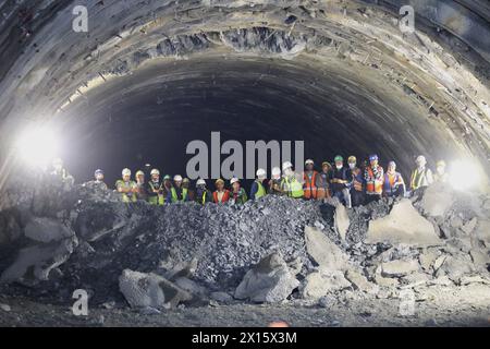 Am 15. April 2024 versammelten sich Menschen am Durchbruchpunkt des Nagdhunga-Tunnels nach der Sprengung in Dhading, am Rande von Kathmandu, Nepal am 15. April 2024. Der Tunnel verbindet Sisnekhola von Dhading mit Totipakha der Gemeinde Chandragiri-1 in Kathmandu. Der Nagdhunga-Tunnel, der als bedeutendes Projekt angesehen wird, um Nepal in eine Ära der Tunnelstraßen zu bringen. Die 2.688 Meter lange Tunnelstraße, die von der japanischen Firma Hazma Ando Corporation entwickelt wurde, wird nach einem Jahr für den regulären Verkehr in Betrieb genommen. (Kreditbild: © Sunil Sharma/ZUMA Press Wire) NUR REDAKTIONELLE VERWENDUNG! Nicht für Co Stockfoto