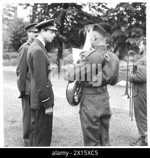 DUKE OF KENT INSPIZIERT ROYAL FUSILIERS - der Duke spricht mit einem Bandsmann der britischen Armee Stockfoto