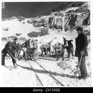 Italienische Arbeiter arbeiteten in einem Steinbruch nahe der Spitze des „Passes“, um Steine für die Reparatur der Route 67 während des Italienischen Feldzugs zu extrahieren. Diese Bemühungen unterstützten die Logistik und Mobilität der Achten Armee und erleichterten den Fortschritt durch schwieriges Gelände. Stockfoto