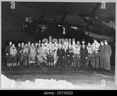 Bomberbesatzungen und Bodenstab von Lancasters bereiten sich auf eine Mission nach Deutschland vor, 1942. Stockfoto
