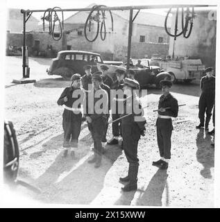 8. ARMEE: LEBENSBLUT EINER ARMEE – am 19. November 1944 besuchte Feldmarschall Sir Harold R.L.G. Alexander die Falconara-Benzinanlage. Er wurde von Offizieren der 311 Bulk Petrol Supply Section begleitet. Er wird während seiner Inspektion der British Army gesehen Stockfoto