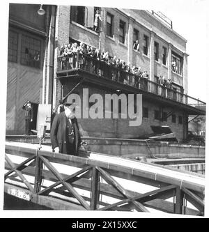 HERR WINSTON CHURCHILLS RÜCKKEHR - Mr. Churchill kommt an Bord des Schlachtschiffs HMS RENOWN British Army Stockfoto