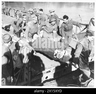 ITALIEN: FÜNFTE ARMYCROSSING DES GARIGLIANO RIVER - verwundete britische Truppen werden mit einer Panzerfähre der britischen Armee über den Garigliano River zurückgebracht Stockfoto