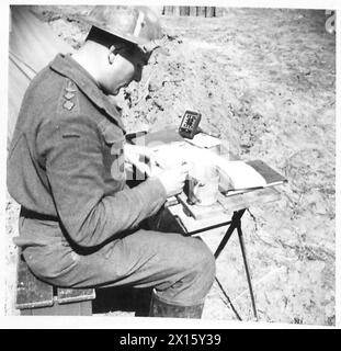 FÜNFTE ARMEE: DAS POSTAMT DER ARMEE IM ANZIO-BRÜCKENKOPF - die Post wird zensiert von Kapitän E.M. Glaser, R.A.M.C British Army Stockfoto