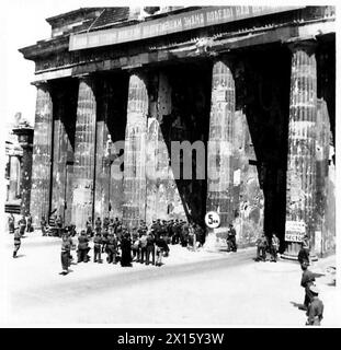 Feldmarschall Montgomery und russische Generäle inspizieren die Ehrenwache während einer Einführungszeremonie der britischen Armee, 21. Armeegruppe. Stockfoto