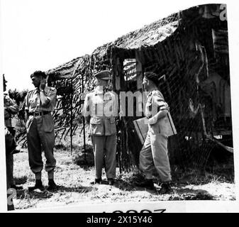 ACHTE ARMEE: FELDMARSCHALL SMUTS BESUCHT SÜDAFRIKANER - Feldmarschall Smuts und General Sir Van Pierre Ryneveld, Generalstabschef der südafrikanischen Streitkräfte, die sich vor der Karawane der chinesischen Südafrikanischen Panzerdivision British Army unterhalten Stockfoto