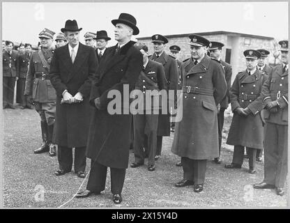 Der polnische Exilpräsident Władysław Raczkiewicz, der amerikanische Botschafter Anthony Biddle und Air Marshal Sholto Douglas sprachen während eines offiziellen Besuchs an die Piloten der Polnischen Kampfgeschwader Nr. 303, an die Seite polnischer Beamter wie General Bronisław Regulski, Air Vice Marshal Trafford Leigh-Mallory und Botschafter Edward Raczyński. Stockfoto