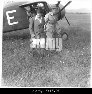 STAATSSEKRETÄR FÜR INDIEN BESUCHT 10. INDISCHE DIVISION - DIE RT. L.S. Amery, Staatssekretär für Indien, verließ das Flugzeug, das ihn zum Arezzo Flugplatz brachte. Er wird zusammen mit Brigadier R.W. Hewetson vom Hauptquartier 10th Indian Division gesehen, der ihm die British Army traf Stockfoto