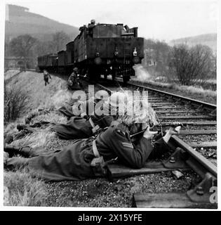 GEPANZERTER ZUG DER HEIMWACHE – Mitglieder der Crew steigen ab und schlagen während einer Übung der britischen Armee einen „feindlichen“ Angriff ab Stockfoto