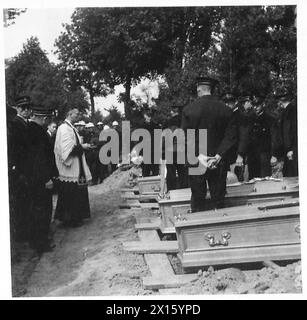 ZEREMONIELLE BEERDIGUNG DER BRÜSSELER POLIZEI, ERSCHOSSEN VON DEN DEUTSCHEN - Begräbnisdienst auf dem Friedhof, britische Armee, 21. Armeegruppe Stockfoto