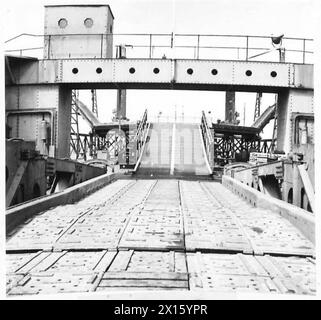 FOTOS VON VORGEFERTIGTEM HAFEN USW. - Ansicht der Rampe entlang der Teleskopspan Verbindung von LST Pierheads British Army, 21st Army Group Stockfoto