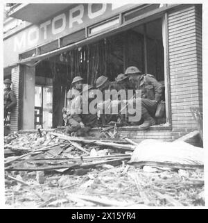 STRASSENKÄMPFE IN ARNHEIM - Offiziere des 2. Bataillons Essex Regiment studieren die Karte in einem ausgehängten Geschäft der British Army, 21st Army Group Stockfoto