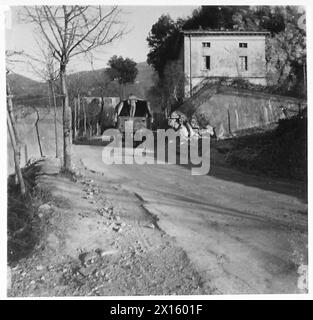 FÜNFTE ARMEE : DAS SERCHIO VALLEY - Transport auf einer Straße durch die Concrete Gothic Line British Army Stockfoto