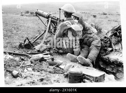 TUNIS : LETZTE PHASEN VOR DER EROBERUNG DER STADT - indische Maschinenschützer mit Vickers MG in ehemaligen feindlichen Positionen, wie man an der Ausrüstung sehen kann, die um die britische Armee herum lag Stockfoto