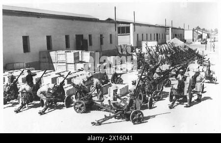 GEFANGENER ITALIENISCHER WAFFEN UND AUSRÜSTUNG - Ein Lager mit Flugabwehrkanonen, Munition und anderer Ausrüstung, britische Armee Stockfoto