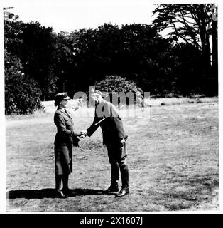 Bei ihrer Ankunft wurde die HERZOGIN VON GLOUCESTER von Major General Sir Edward Broadbent, KBE.,CB.,CMGDSO., Colonel of the Regiment, begrüßt. Die Herzogin von Gloucester trägt die Untiform der WAAF British Army Stockfoto