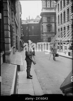 Ein Wachposten der britischen Armee steht vor Regierungsgebäuden nahe Admiralty Arch in London im Mai 1940. Stockfoto