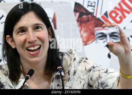 Rom, Italien. April 2024. Elly Schlein, Sekretärin der Demokratischen Partei (PD, Partito Democratico), zeigt ein Porträt von Enrico Berlinguer, dem Führer der Kommunistischen Partei Italiens, der vor 40 Jahren starb, während einer Pressekonferenz im Auswärtigen Presseverband in Rom am 15. April 2024. 2023 wurde sie zur neuen Sekretärin der PD (Mitte-Links) gewählt und war damit die erste Frau, die die Partei leitete. Foto: Eric Vandeville/ ABACAPRESS.COM Credit: Abaca Press/Alamy Live News Stockfoto