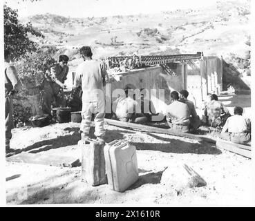 INDIANER KÄMPFEN IN ITALIEN - Indianer Sapper arbeiten auf der gesprengten Brücke. Die Arbeit hört nie auf, eine Schicht nimmt ihr Essen, während die anderen weitermachen; Bailey Bridge British Army Stockfoto