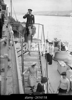 DIE ROYAL NAVY WÄHREND DES ZWEITEN WELTKRIEGS – die königliche Partei bestehend aus König George VI. Und Königin Elizabeth, begleitet von Prinzessin Elizabeth und Prinzessin Margaret, die das Schlachtschiff HMS KING GEORGE V. einige Stufen in Greenock hinunterließ, bevor sie sich der britischen East Indies Fleet George anschloss VI, König, Elisabeth, Königin, Elisabeth II. Königin, Margarete, Prinzessin, Royal Navy, KÖNIG GEORGE V. (HMS) Stockfoto