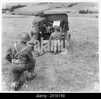 DIE 2-PDR. PANZERABWEHRKANONE (MARK III) - das Geschützteam und das komplette Geschützteam. Der Mann im Vordergrund hält die Waffe mit Munition der Britischen Armee Stockfoto