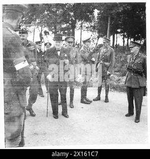 PREMIERMINISTER BESUCHT VERTEIDIGUNGSANLAGEN - Herr Winston Churchill und einige der Offiziere, die ihn begleiteten, die britische Armee Stockfoto