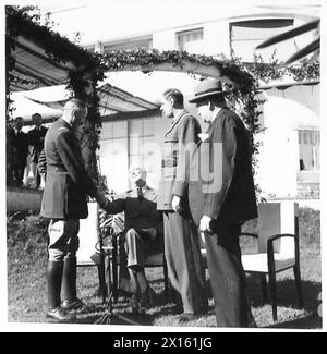 DIE KONFERENZ IN CASABLANCA, JANUAR 1943 - General Henri Giraud, Hochkommissar des französischen Nord- und Westafrikas, schüttelt sich die Hand mit US-Präsident Franklin D. Roosevelt, Premierminister Winston Churchill und General Charles de Gaulle, dem Führer des Freien Französischen. Villa dar es Saada, Casablanca, 24. Januar 1943 Französische Armee, de Gaulle, Charles André Joseph Marie, Giraud, Henri Honore, Roosevelt, Franklin Delano, Churchill, Winston Leonard Spencer Stockfoto