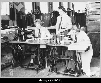 WAAF-Gewebearbeiter und RAF-Bodenpersonal bereiten Ersatzteile für einen Bomber vor, um sicherzustellen, dass er für den Flugbetrieb bereit ist. Stockfoto