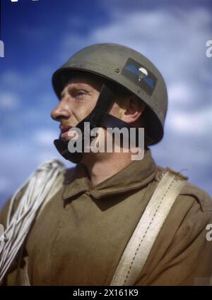 FALLSCHIRMJÄGER-TRAINING IN GROSSBRITANNIEN, OKTOBER 1942 - Kopf- und Schulterporträt eines Fallschirmjägers. (Beachten Sie das Emblem auf dem Helm) Stockfoto
