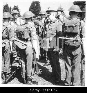 LORD MAYOR OF LONDON PRÄSENTIERT BUGGLOCKENFRAGMENTE Einer LONDONER DIVISION - der Lord Major spricht mit einer britischen Corporal Army Stockfoto