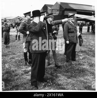 DER PREMIERMINISTER BESUCHT VERTEIDIGUNGSANLAGEN - Mr. Winston Churchill inspiziert Flugplatzverteidigungen durch sein Fernglas British Army Stockfoto