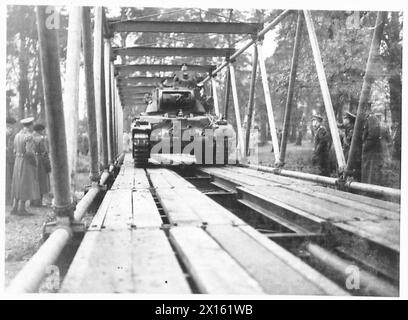 Die britische Armee demonstriert einen Mark II Infanteriepanzer, der eine Militärbrücke überquert. Stockfoto