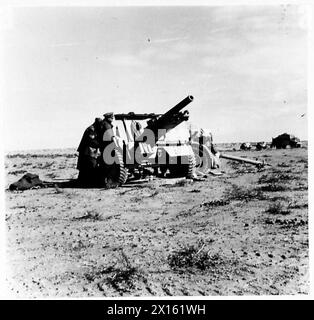 DIE NEUESTEN BILDER AUS DER westlichen WÜSTE - die Waffe ist bereit, in Position der britischen Armee zu bringen Stockfoto