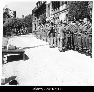 LORD MAYOR OF LONDON ÜBERREICHT BUGGLOCKENFRAGMENTE Einer LONDONER DIVISION - der Lord Mayor wird bei der Zeremonie der Britischen Armee den Offizieren vorgestellt Stockfoto