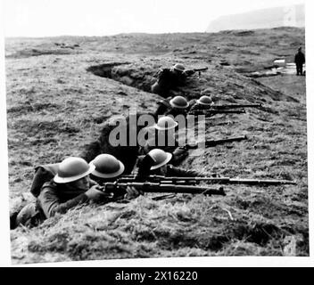 MIT DER SCHWARZEN UHR AUF DEN SHETLAND-INSELN - Men of the Black Watch, die Verteidigungspositionen der Britischen Armee besetzt Stockfoto