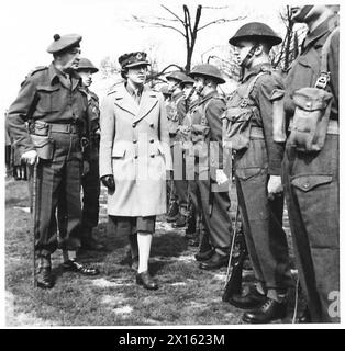 BESUCH DER KÖNIGLICHEN PRINZESSIN IN EINEM BATAILLON DES FLACHLANDREGIMENTS - INSPEKTION DER TRUPPEN, BRITISCHE ARMEE Stockfoto