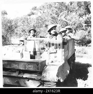 ITALIEN: FÜNFTE ARMEE: ANZIO BRIDGEHEADPTE. JOHNSON - VERSTÄRKUNG DER QUEENS - PTE. Johnson sitzt neben dem Fahrer des Bren Carriers, der ihn in seine British Army eingliedert Stockfoto