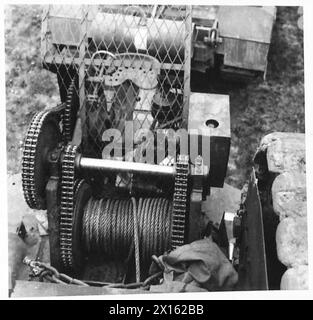 Raupentransporter und Militärpanzer werden mit Seilwinden betrieben, um die Bewegung und Positionierung durch Einheiten der britischen Armee zu ermöglichen. Stockfoto