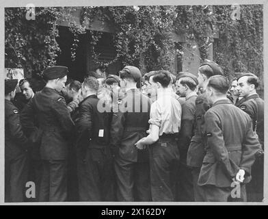 Das Bodenpersonal der Royal Air Force bereitet einen Bomber für den Flug vor, während er während einer Morgenpause für Post ansteht und die tägliche Routine des RAF-Personals auf der Basis unterstreicht. Stockfoto