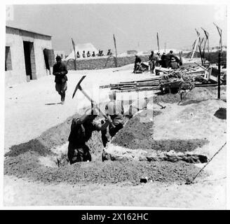 DIE NEUESTEN BILDER AUS DER westlichen WÜSTE - deutsche Gefangene graben Rutschgräben in ihrem Gefangenenlager, British Army Stockfoto