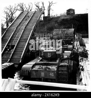 Mit einer speziellen Vorrichtung, Load 11, können Tanks während militärischer Operationen außergewöhnlich steile Steigungen besteigen. Stockfoto
