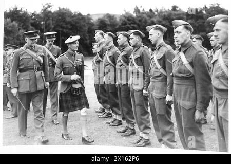 KÖNIG UND KÖNIGIN INSPIZIEREN KANADISCHES FORSTKORPS - seine Majestät inspiziert die Männer der britischen Armee Stockfoto