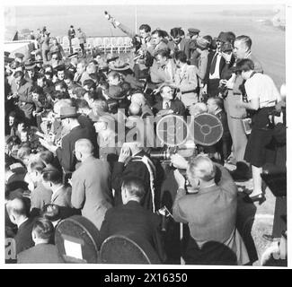 Präsident Franklin D. Roosevelt, Premierminister Winston Churchill und der kanadische Premierminister Mackenzie King sitzen auf einer Pressekonferenz, umgeben von Militärpersonal der britischen Armee. Stockfoto