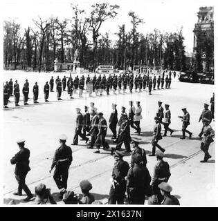 Feldmarschall Montgomery inspiziert russische Generäle während einer Amtseinführung der britischen Armee, 21. Armeegruppe. Stockfoto