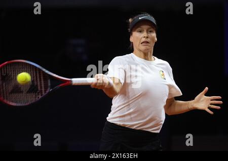 Stuttgart, Deutschland. April 2024. Tennis: WTA Tour - Stuttgart. Tatjana Maria (Deutschland) in Aktion während einer Trainingsveranstaltung am Zentralgericht. Quelle: Marijan Murat/dpa/Alamy Live News Stockfoto